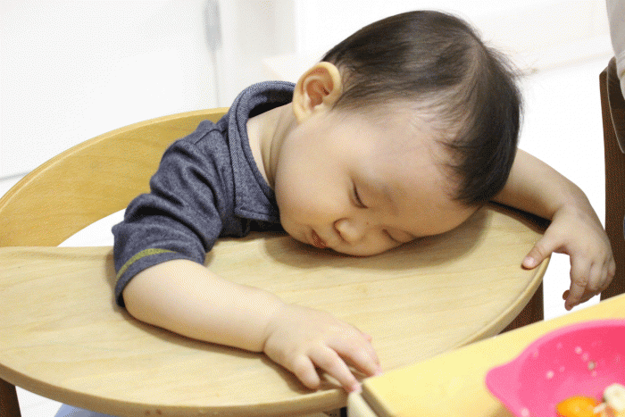 赤ちゃん　食卓　寝落ち　画像