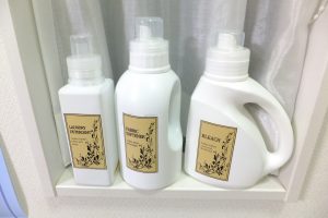 比較　各社のホワイトボトル　洗濯洗剤　モノトーンラベル